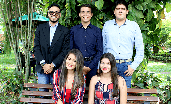 De izquierda a derecha los estudiantes del Programa Dual: Camilo Lezcano Yepes, Carlos Andrés Torres, Juan Camilo Jiménez, Isabella Ríos y Camila Matta