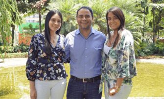 De izquierda a derecha: María José Álvarez, el profesor León Felipe Collazos y Natalia Polanco