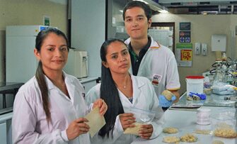 De izquierda a derecha: Luisa Zambrano y Jennifer Camayo, estudiantes de la Universidad del Valle, y Juan Camilo Rodríguez Eusse de la Autónoma de Occidente