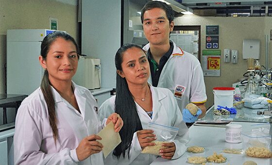 De izquierda a derecha: Luisa Zambrano y Jennifer Camayo, estudiantes de la Universidad del Valle, y Juan Camilo Rodríguez Eusse de la Autónoma de Occidente