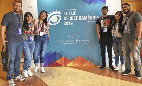 Docente y estudiantes de Comunicación Publicitaria