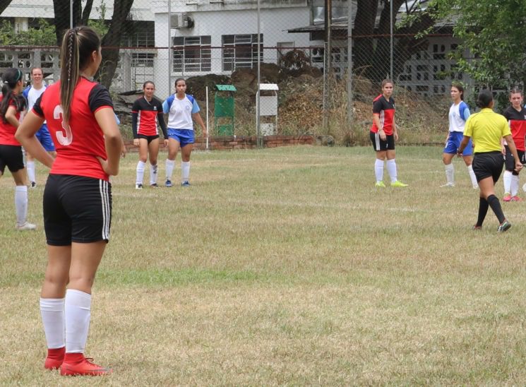 Entreno fútbol femenino UAO