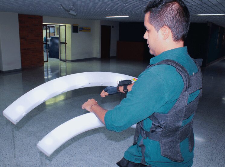 Sistema de interpretación musical y monitorización de la condición para tareas de rehabilitación en tronco y extremidades superiores