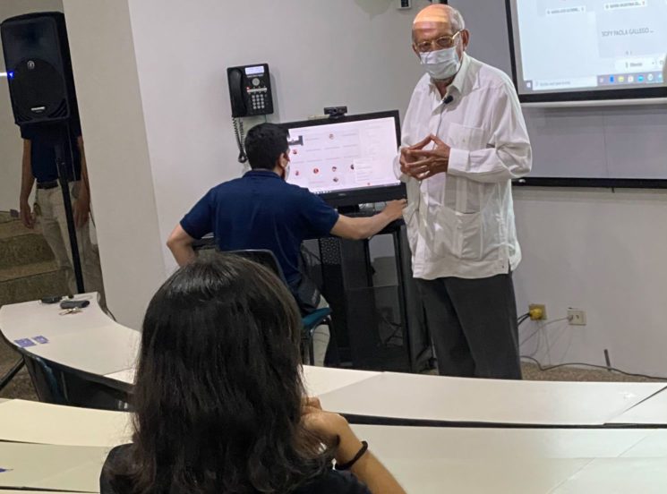 Fotografía del Luis Hernán Pérez Páez en un salón de clases