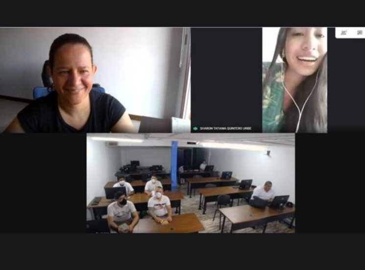 Captura de pantalla de encuentro virtual de los facilitadores sociales y los internos.