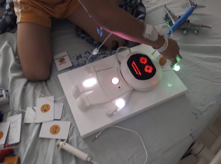 ORI, el dispositivo electrónico que acompaña a niños con leucemia