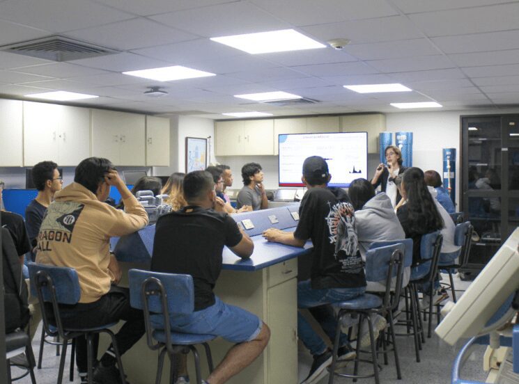 Estudiante de Ingeniería Biomédica, la dirección del programa te ayuda a resolver tus dudas