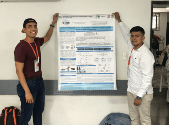 Roberto José Guerrero (izquierda) y Raúl Ernesto Díaz (derecha). Miembros del semillero en el encuentro departamental de semilleros RedColsi 2022.