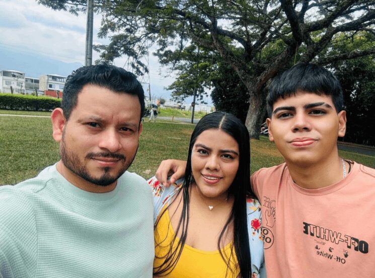 Papá, mamá e hijo estudian Publicidad en Medios Digitales en la UAO