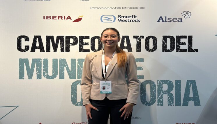 De la UAO al mundo: Sarah Macías se convierte en la primera mujer latinoamericana en conquistar el Mundial de Oratoria 2025