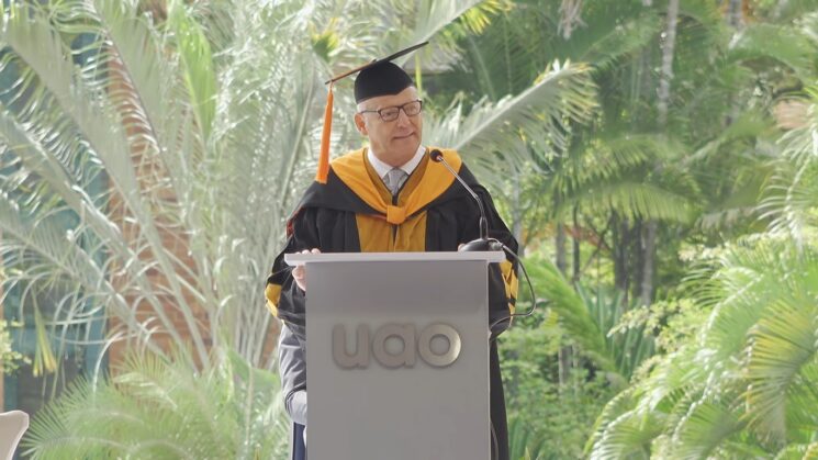 El egresado Felipe Otoya inspira a los nuevos graduados de la UAO con un llamado al liderazgo humano y consciente