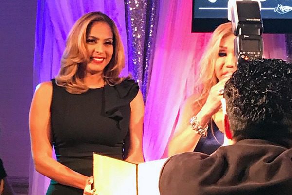 Egresada es reconocida como periodista del año en Boston