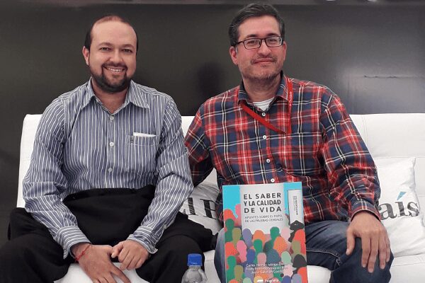 Egresados autónomos lanzan libro en pro de la educación