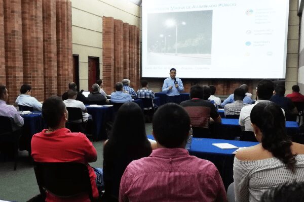 Egresados Autónomos se actualizaron en iluminación exterior