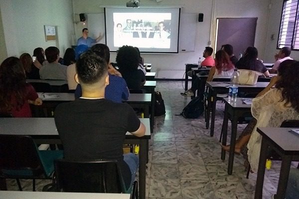 Egresado Autónomo compartió sus conocimientos en un taller