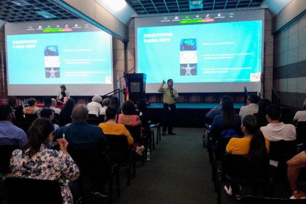 Egresados aprendieron a manejar su Inteligencia Emocional