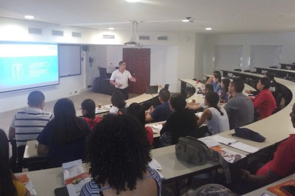 Egresados se capacitaron en la elaboración de hoja de vida