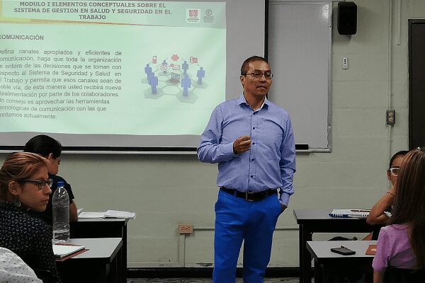 Egresados se actualizaron en seguridad y salud en el trabajo