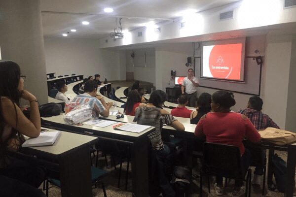 Egresados participaron en el taller de simulación de entrevista