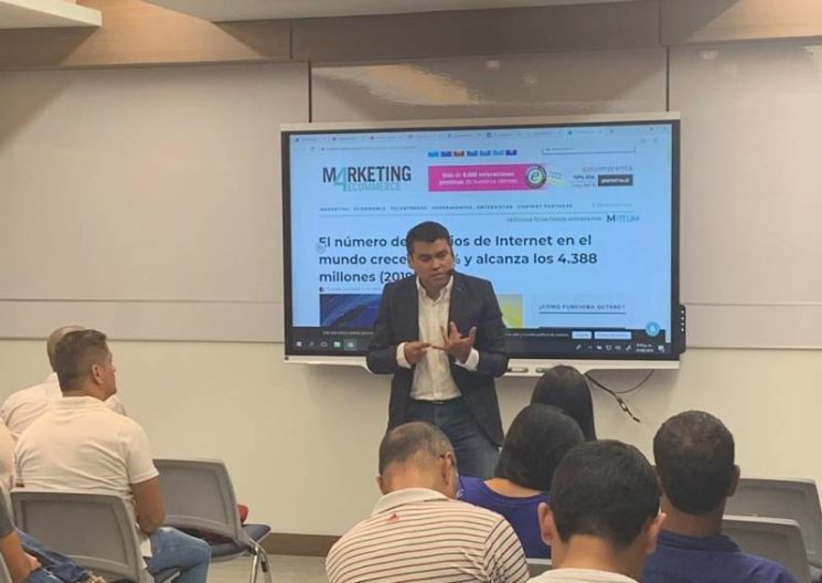 Egresado UAO enseña cómo emprender con éxito en internet