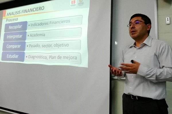 Egresados se actualizaron en gestión financiera