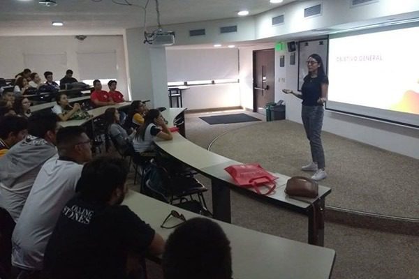 Egresada UAO retorna a su alma mater con conferencia para semilleros
