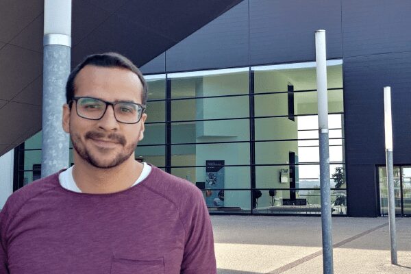 Autónomo cuenta con doble doctorado