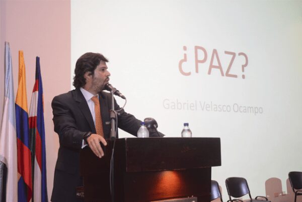 Expertos hablan de economía de cara al plebiscito