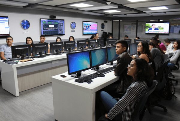 Estudiantes de Univalle, en Punto de Bolsa de Valores de la UAO