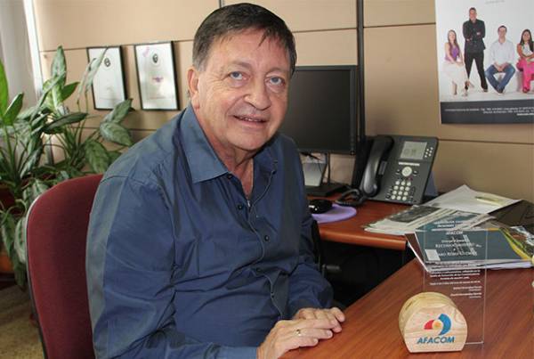 Reconocimiento por tres décadas de trabajo al decano Álvaro Rojas Guzmán