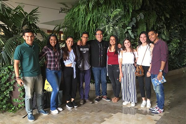 Estudiantes UAO en taller de crónica con Alberto Salcedo Ramos