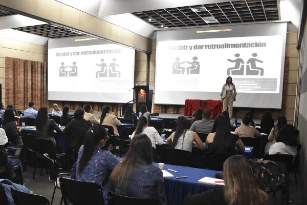 A ‘Entre colegas’ llegó la comunicación estratégica