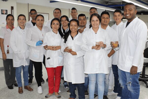 Estudiantes de UAOTEC realizan práctica en Laboratorio de Ciencias Ambientales