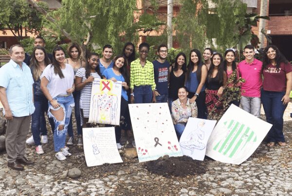 Aulas de clase, como escenarios para hablar de arte y conflicto armado   