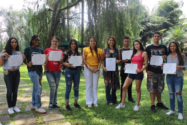 Futuros publicistas certificados en diseño de personajes infantiles