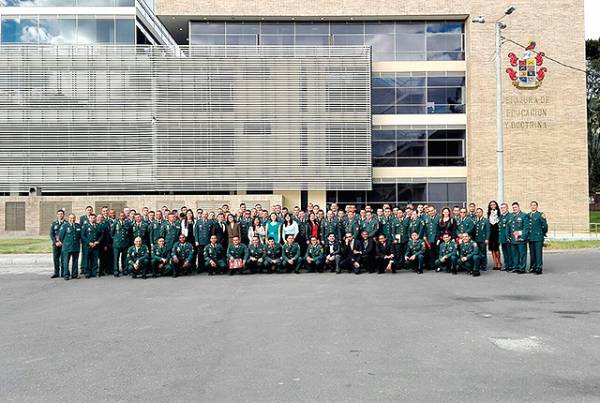 La Autónoma de Occidente apoya al ejército Nacional en el aprendizaje del inglés