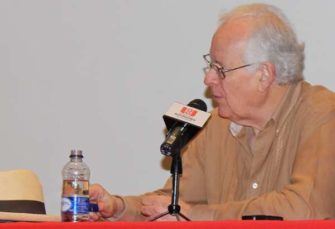 El ambientalista mexicano Enrique Leff, ambientalista mexicano, hace énfasis en la importancia de la interacción entre disciplinas del conocimiento para comprender las dinámicas de un mundo sustentable.