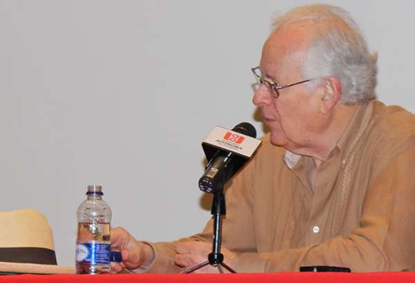 El ambientalista mexicano Enrique Leff, ambientalista mexicano, hace énfasis en la importancia de la interacción entre disciplinas del conocimiento para comprender las dinámicas de un mundo sustentable.