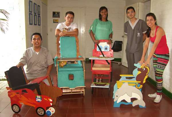 Niños de Fundamor recibieron sillas ergonómicas fabricadas en el Fab Lab Cali.