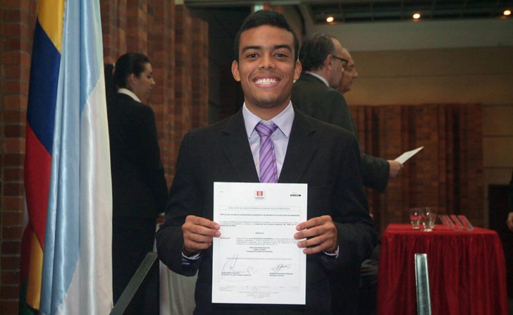 Estudiantes exaltados con el premio a la excelencia