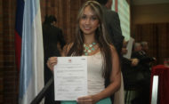 Estudiantes exaltados con el premio a la excelencia