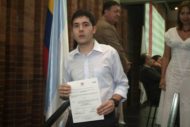 Estudiantes exaltados con el premio a la excelencia