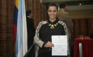 Estudiantes exaltados con el premio a la excelencia