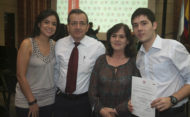 Estudiantes exaltados con el premio a la excelencia