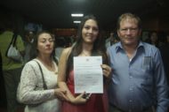 Estudiantes exaltados con el premio a la excelencia