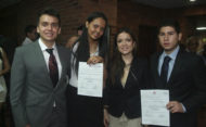 Estudiantes exaltados con el premio a la excelencia