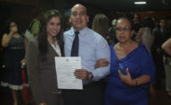 Estudiantes exaltados con el premio a la excelencia