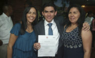 Estudiantes exaltados con el premio a la excelencia