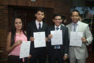 Estudiantes exaltados con el premio a la excelencia