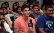 joven estudiantes hablando en induccion